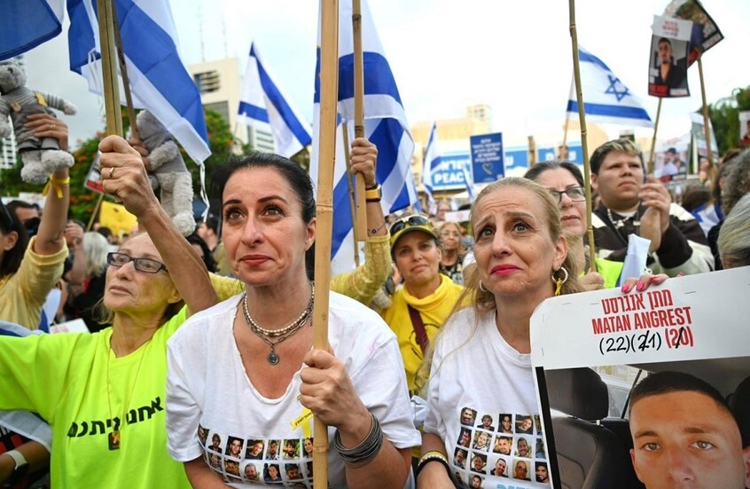 آلاف الإسرائيليين ينتظرون بفارغ الصبر الرهائن المفرج عنهم في غزة