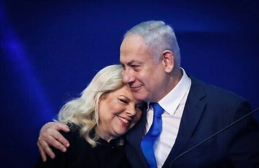 نتنياهو وزوجته سارة يخطان رسائل شخصية للرهائن المقرر الإفراج عنهم اليوم (صور)