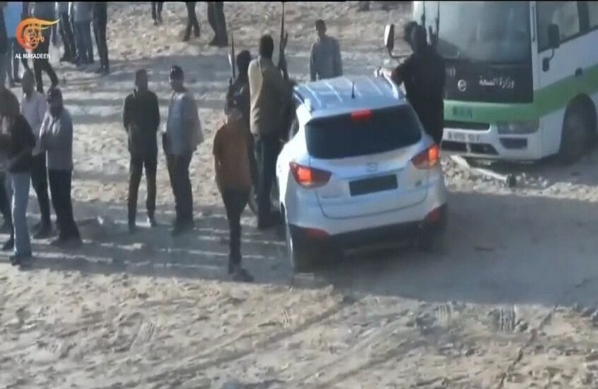 مركبات "القسام" تصل إلى النقطة المحددة لها في قطاع غزة للإفراج عن الأسرى