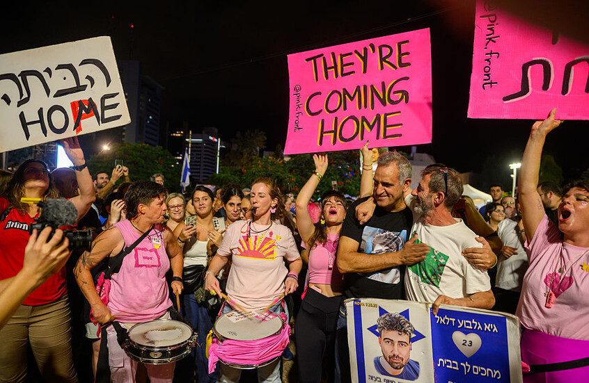 الحكومة الإسرائيلية ترحب بعودة دفعة من الأسرى وتؤكد التزامها باستعادة جميع المتبقين منهم