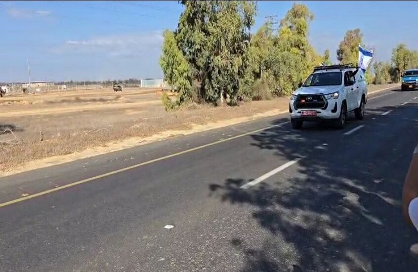 لحظة وصول الأسرى الإسرائيليين المحررين إلى معسكر "ريعيم" (فيديو)