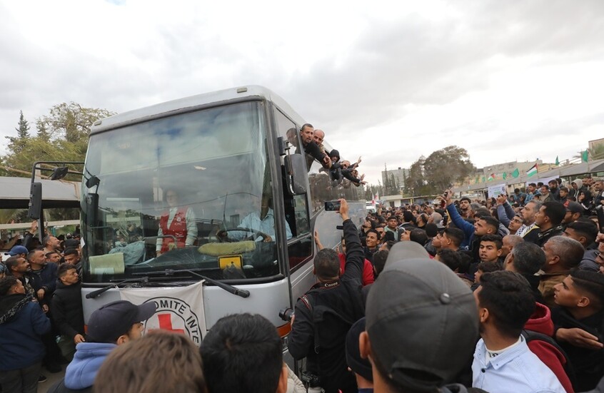 القناة "12" الإسرائيلية: 1966 أسيرا فلسطينيا على متن الحافلات بانتظار الإفراج عنهم