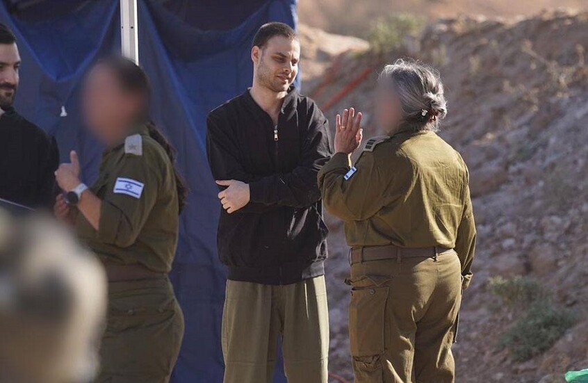 Bir Hamas üyesi, annesiyle yaptığı canlı görüntülü görüşmede bir tutukluyla birlikte görünüyor (video + fotoğraflar)
