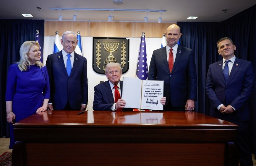ماذا كتب ترامب في سجل الضيوف بالكنيست؟ (صورة)