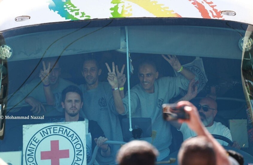 مراسلتنا: حافلات الأسرى تصل الى مدينة رام لله (فيديوهات)