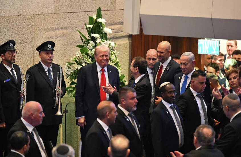 الكنيست الإسرائيلي يستقبل ترامب بتوزيع قبعات حمراء تحمل شعار "ترامب – رئيس السلام" (صور)