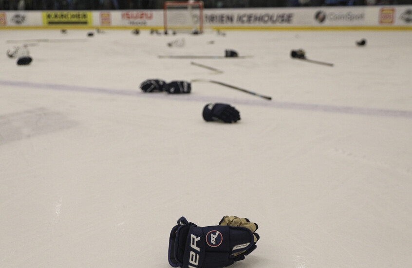 شجار جماعي في مباراة هوكي بلاتفيا بسبب اللغة الروسية