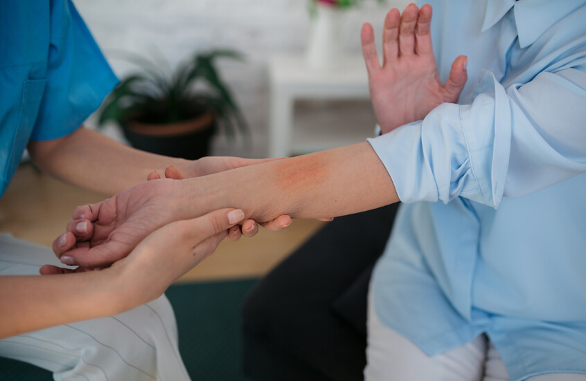 هل يمكن للجلد أن يكشف عن صحتك العقلية؟.. دراسة حديثة تجيب