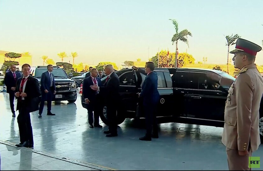 لحظة استقبال الرئيس المصري لنظيره الأمريكي بمكان انعقاد قمة السلام في شرم الشيخ