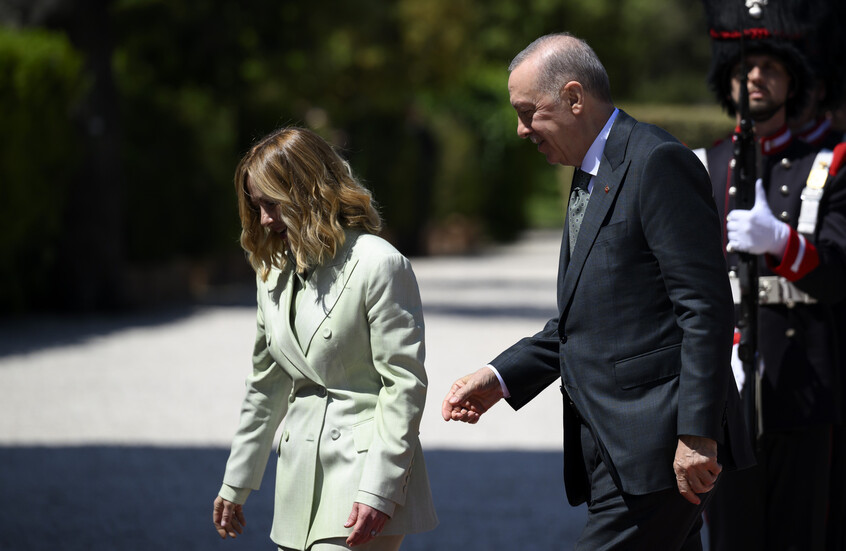 أردوغان يمازح ميلوني على هامش قمة شرم الشيخ (فيديو)