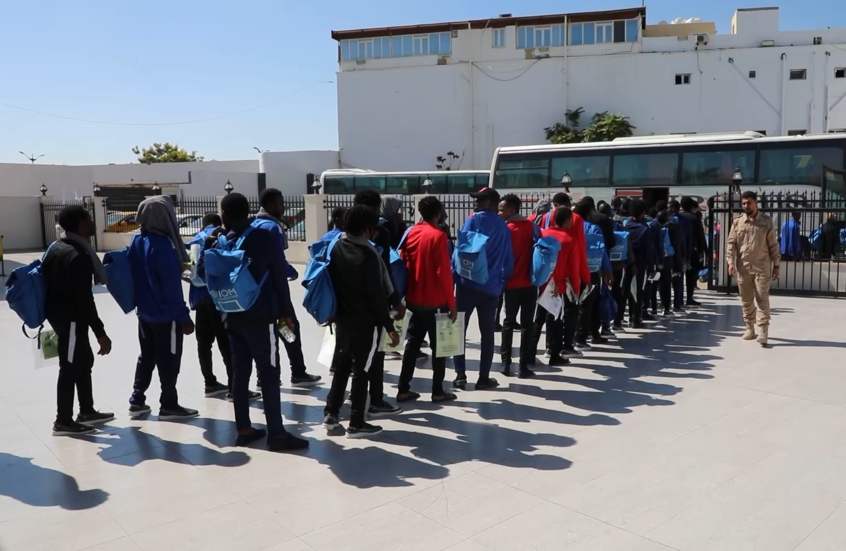 ليبيا.. عدسة RT توثّق عمليات ترحيل مهاجرين غير شرعيين من الجنسية التشادية عبر منفذ السارة البري