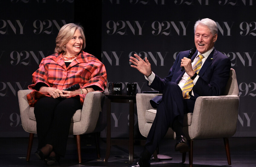 الرئيس الأمريكي الأسبق بيل كلينتون وزوجته هيلاري يؤجلان شهادتهما في قضية المجرم الجنسي إبستين