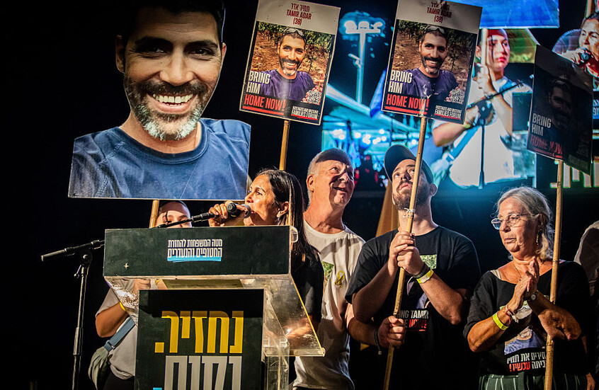 والدة أسير إسرائيلي قتيل: الحكومة خانت عائلات الرهائن