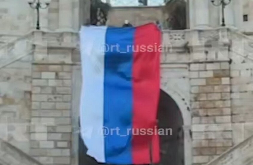 ناشطون إيطاليون يرفعون علما روسيا ضخما تضامنا مع مهرجان "RT" الوثائقي (فيديو)