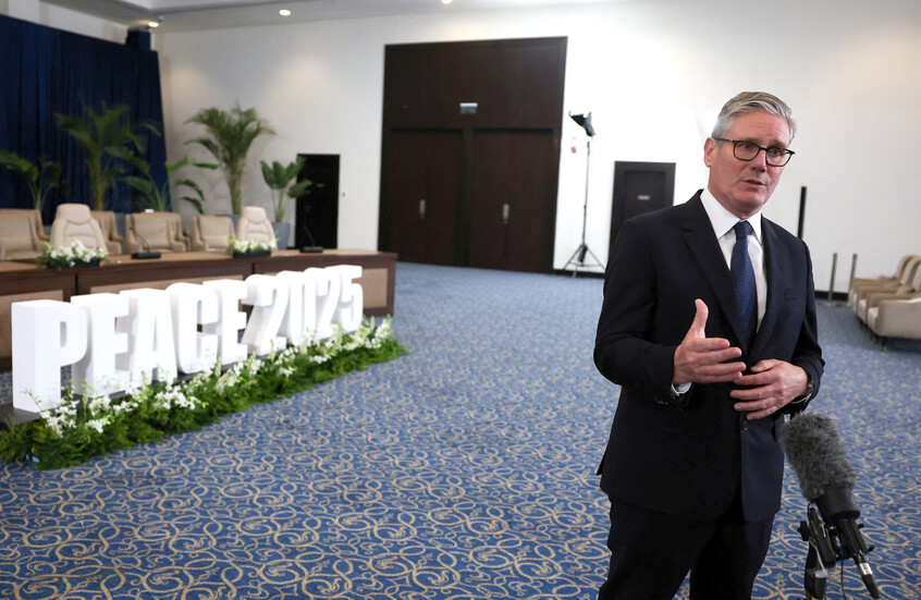 ستارمر: بريطانيا تحث على اتباع نموذج أيرلندا الشمالية في نزع سلاح غزة