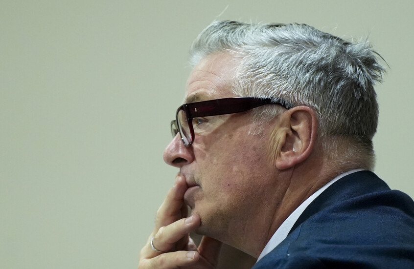 لقطات درامية تظهر لحظة اصطدام فنان أمريكي شهير وجها لوجه بشجرة في حادث سيارة (فيديو)