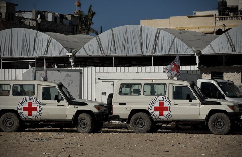 الجيش الإسرائيلي: الصليب الأحمر يتسلم 4 توابيت تعود إلى أسرى قتلى