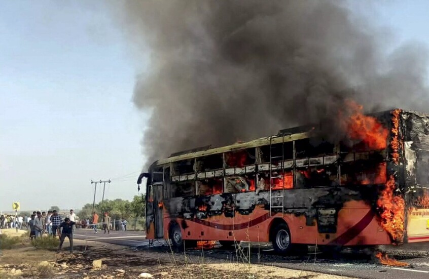 مقتل ما لا يقل عن 20 شخصا في حريق اندلع بحافلة ركاب شمالي الهند (صور + فيديوهات)