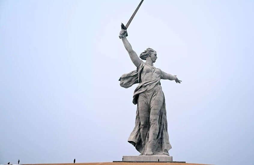 "الوطن الأم" تنادي.. صرخة خرسانية تهز السماء