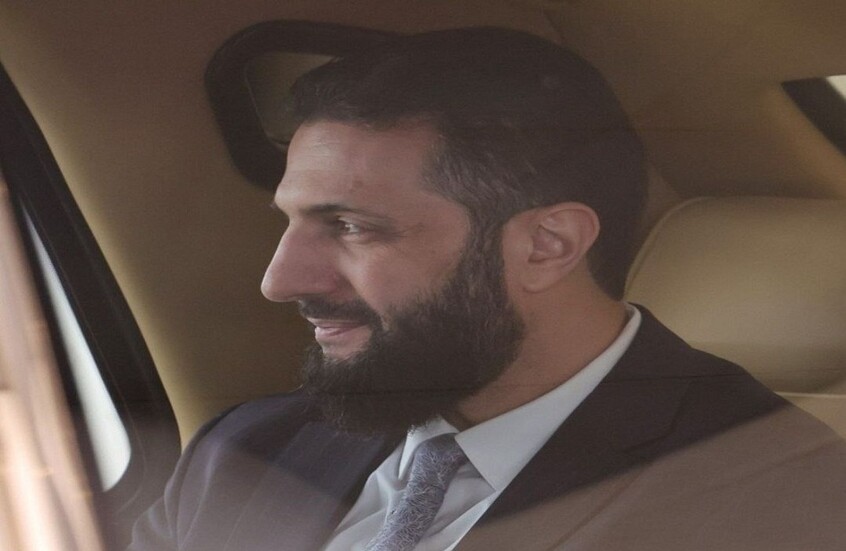 العلم السوري الجديد يرفرف على سيارة الشرع في شوارع موسكو