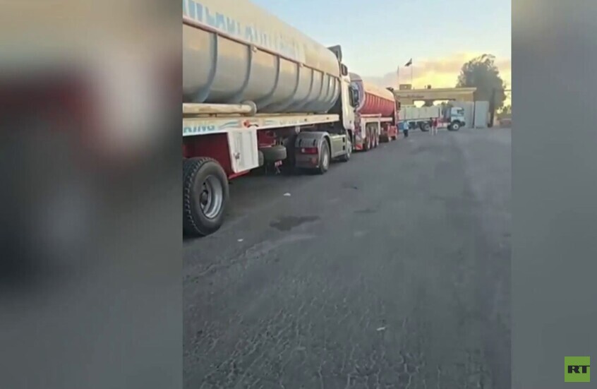 معبر رفح.. مئات الشاحنات المحملة بالمساعدات الإنسانية تنتظر الإذن للعبور إلى قطاع غزة