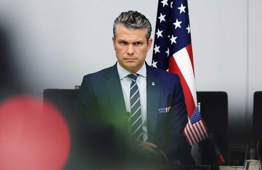 هبوط اضطراري لطائرة هيغسيث في بريطانيا