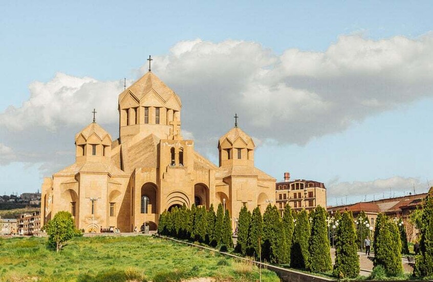 ملاحقة رجال الدين في أرمينيا تتواصل.. رئيس أبرشية كنيسة رهن الحبس