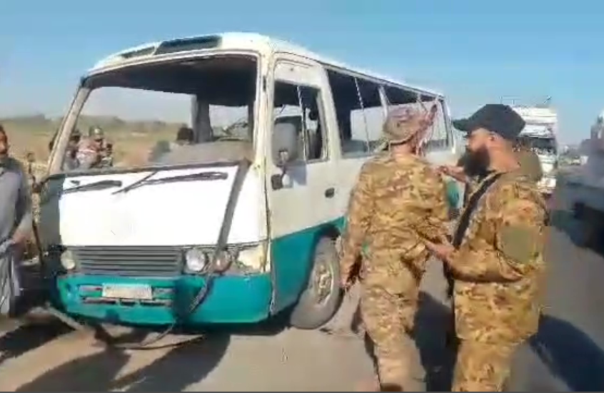 مقتل 4 من أفراد الجيش السوري جراء استهداف حافلة بعبوة ناسفة شرقي مدينة دير الزور