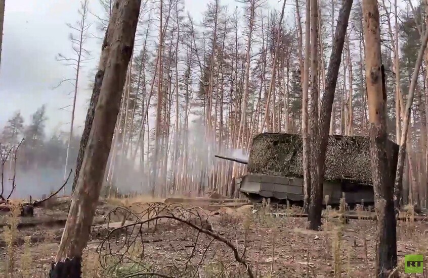 دبابات روسية تقصف أهدافا عسكرية أوكرانية في منطقة العملية العسكرية الخاصة