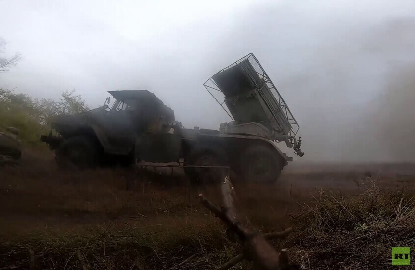 طواقم المدفعية الروسية تدمر مواقع القوات الأوكرانية