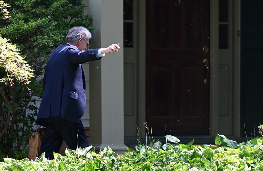 "الثعلب الأمريكي العجوز" يواجه لائحة اتهام رسمية بإساءة استخدام معلومات سرية