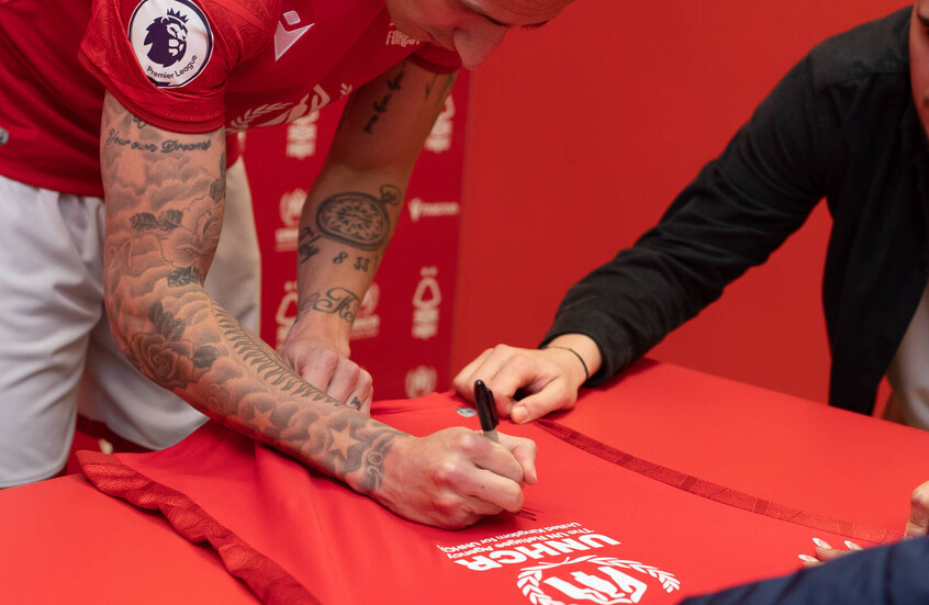 الأمن المفقود في إنجلترا يدفع نجم ليفربول السابق إلى "الهروب لدوري عربي مغمور"