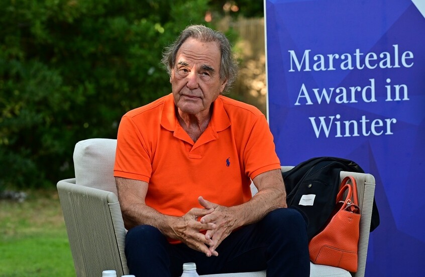 المخرج السينمائي الأمريكي أوليفر ستون يشيد بأداء قناة RT