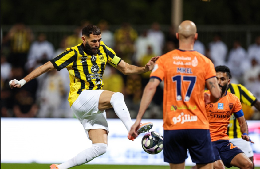 بنزيما يهدر ركلة جزاء في وقت قاتل ويفوت على الاتحاد فرصة اعتلاء صدارة الدوري السعودي (فيديو)