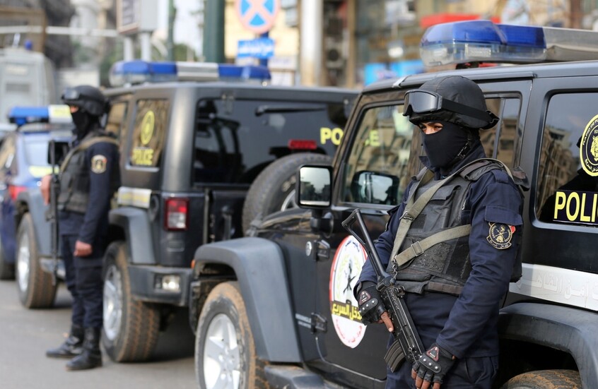 مصر.. القبض على "جاسوس النظارة بكاميرا سرية" في بنك شهير