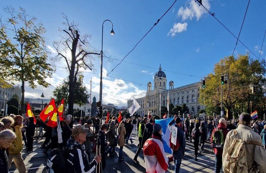 مظاهرة حاشدة وسط فيينا ضد عسكرة الاتحاد الأوروبي والصراع مع روسيا (فيديو)