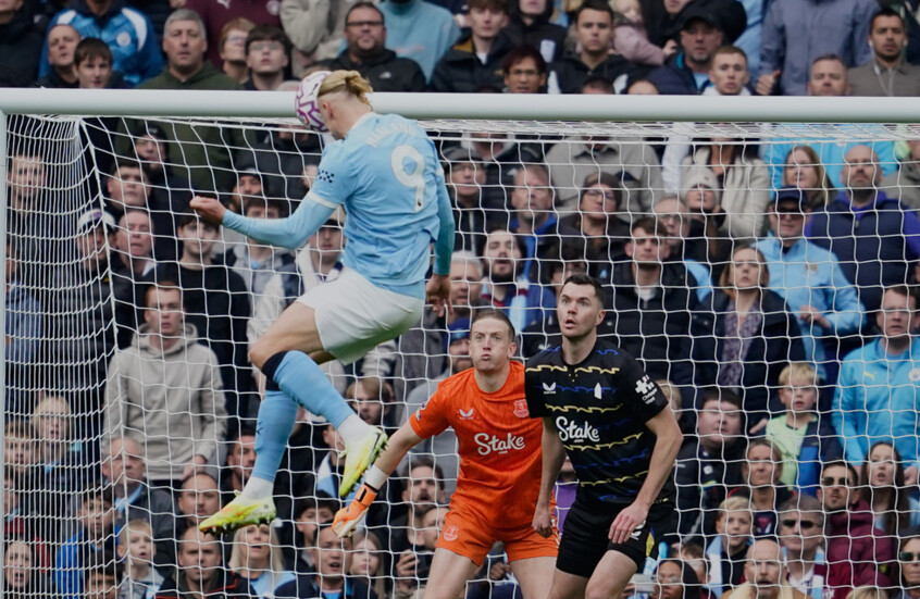 مانشستر سيتي يعبر إيفرتون ويعتلي صدارة الدوري الإنجليزي