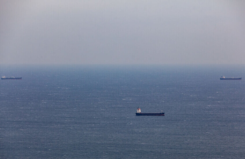 الجيش البريطاني: اندلاع حريق في سفينة بعد إصابتها بمقذوف قبالة الساحل اليمني في خليج عدن