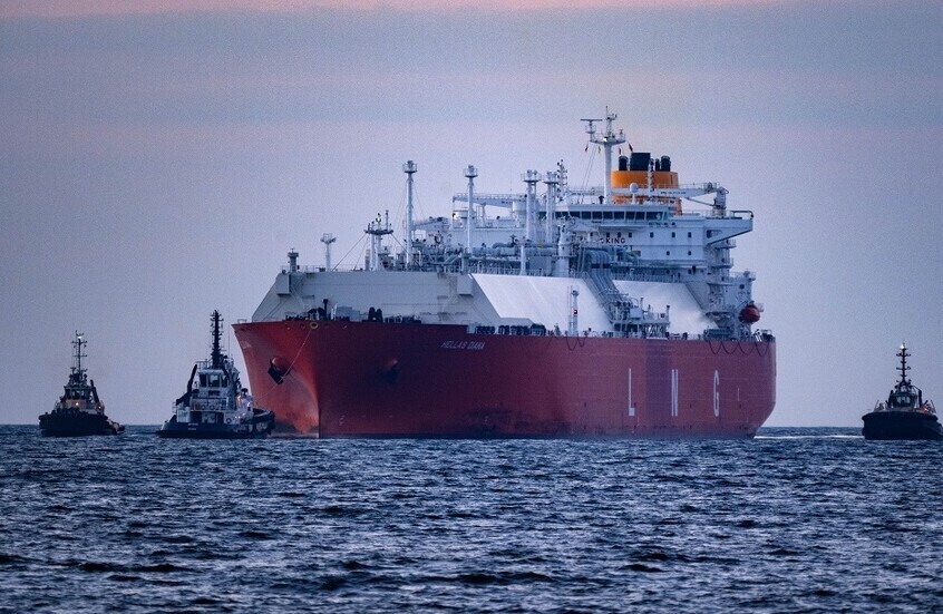 الحوثيون ينفون استهدافهم ناقلة "إم.في فالكون" في خليج عدن