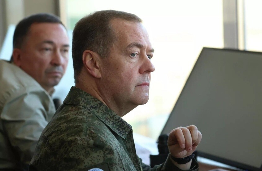 مدفيديف: روسيا تعمل على تطوير أسلحة متقدمة لتدمير الأهداف في العمق الدفاعي للعدو