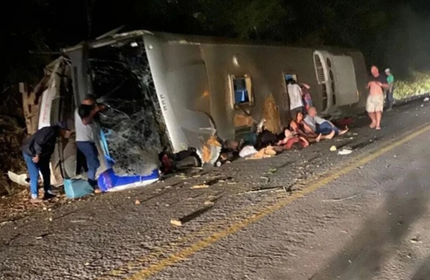 البرازيل.. مصرع 17 شخصا على الأقل في حادث انقلاب حافلة (فيديو+صور)