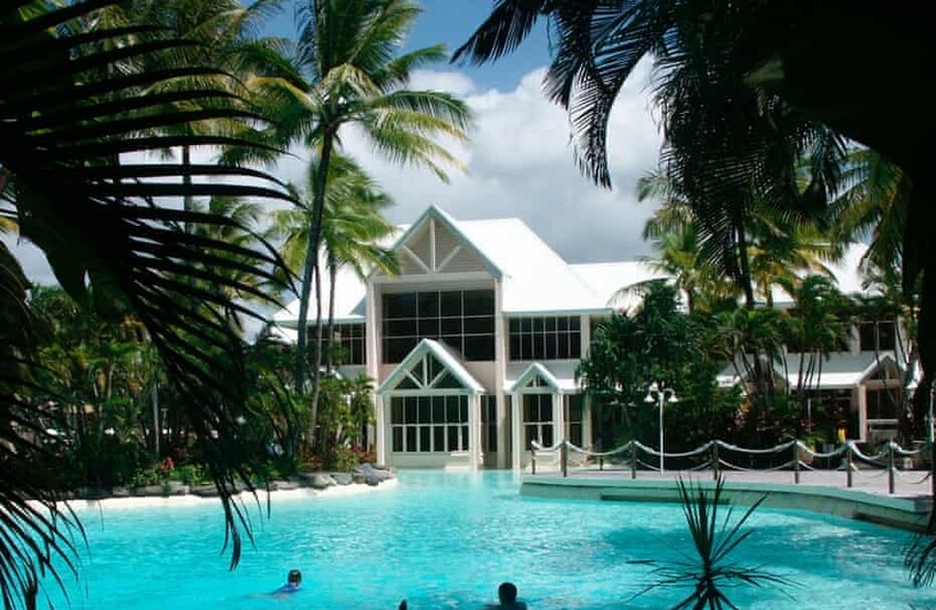 استنفار وتحذيرات رسمية بعد العثور على تمساح داخل مسبح منتجع فاخر شهير! (فيديو)