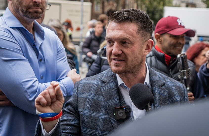 شكك في مصداقيته.. ناشط بريطاني مناهض للإسلام يدعو من إسرائيل لدعم حزب "الإصلاح" وزعيمه فاراج