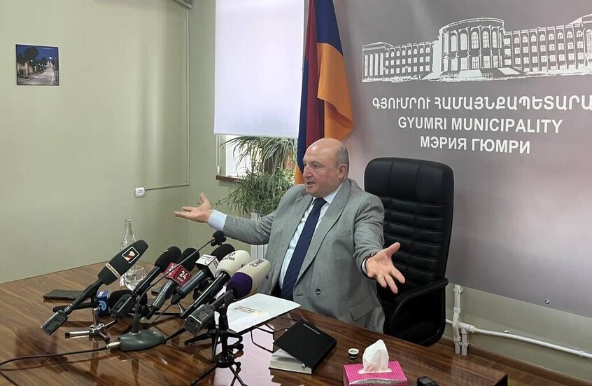 بعد رجال الدين ورجال الأعمال.. قوات الأمن تعتقل عمدة غيومري الأرمنية ومحتجون يطوقون البلدية