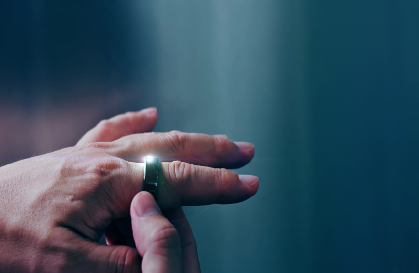 وداعا لفأرة الكمبيوتر.. خاتم ذكي يتحكم بالأجهزة لشهر كامل بشحنة واحدة