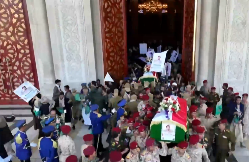 آلاف اليمنيين يشيعون رئيس هيئة أركان "أنصار الله" ونجله ورفاق السلاح (فيديو)