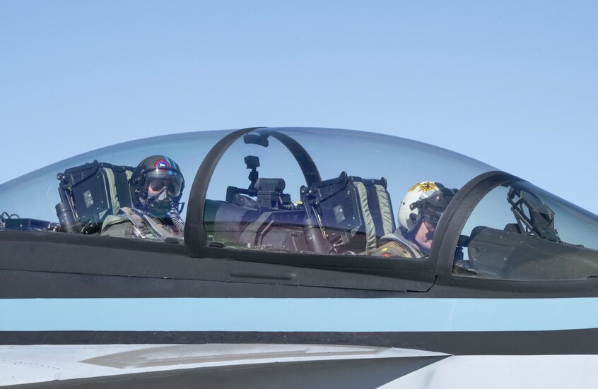 وزير الحرب الأمريكي يخوض تجربة الطيران عالي السرعة (فيديو)