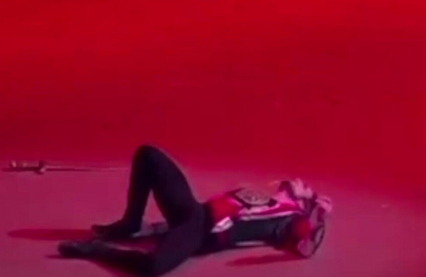 الفنان الروسي ميخائيل لوبوخين يتعرض لإصابة على خشبة المسرح (فيديو)