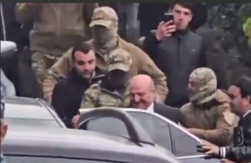 أرمينيا.. مشاهد لعملية اعتقال عمدة غيومري بعد تحطيم زجاج المبنى