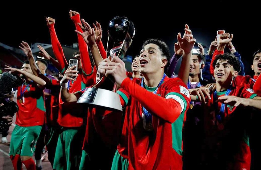 "المستقبل لنا".. أشرف حكيمي يعلق على فوز المغرب بكأس العالم للشباب (صورة)